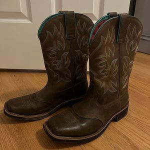 Size 9, Justin boots